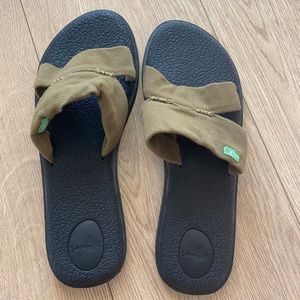 Sanuk women’s sandals Flip flops. Size 9